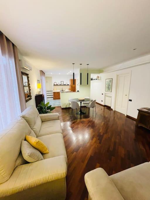 Re Gallo Luxury Apartment Plebiscito In Via Chiaia Napoli Exterior foto